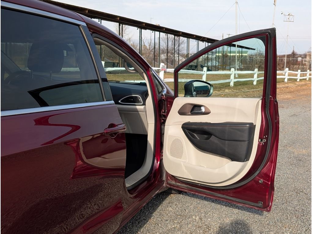 Used 2018 Chrysler Pacifica LX image 11