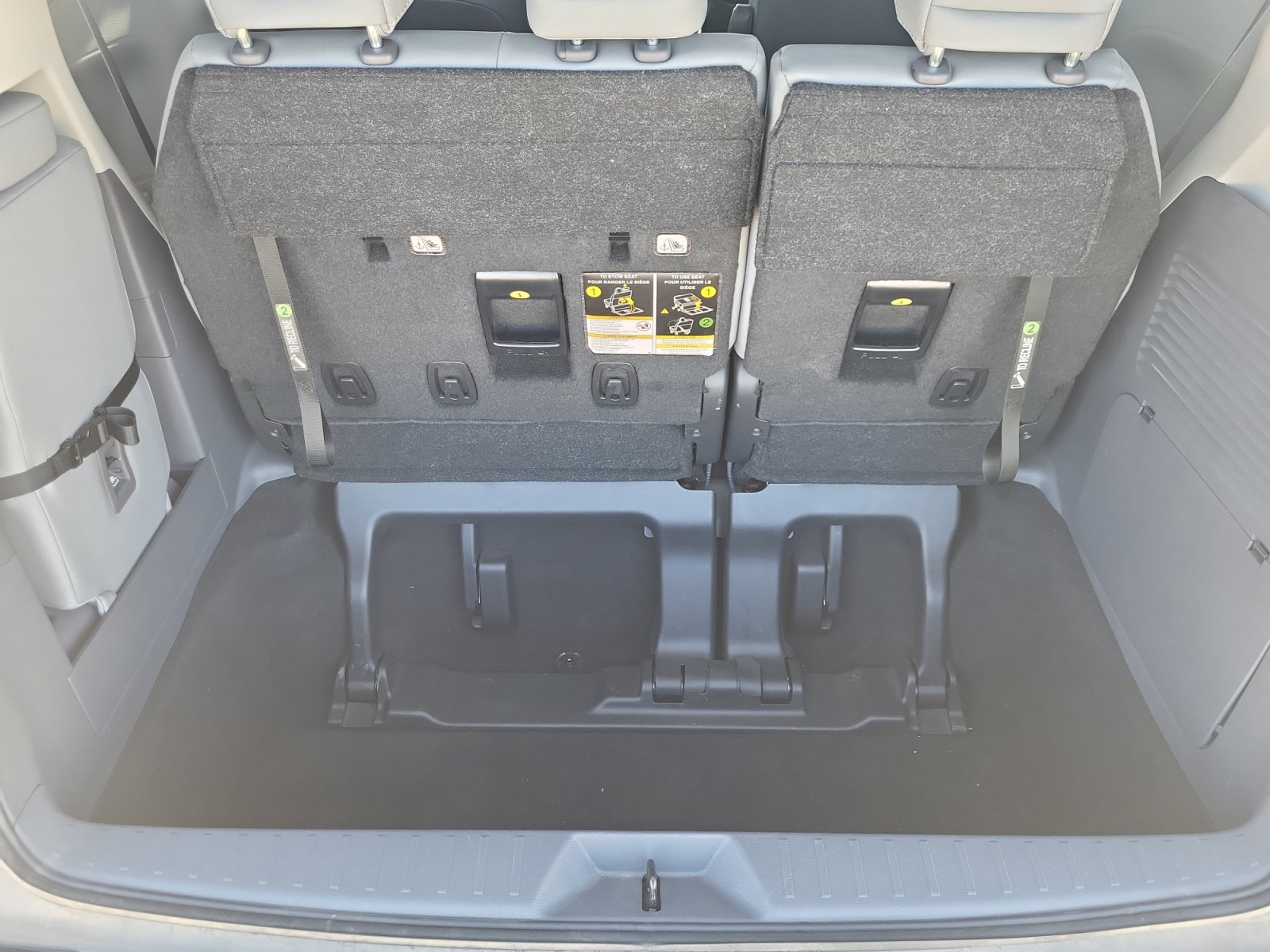 Used 2023 Toyota Sienna XLE FWD image 34