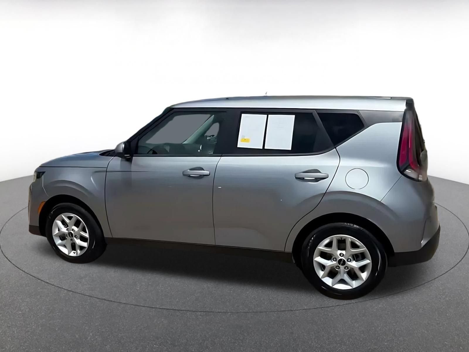 Used 2025 Kia Soul LX w/ LX Technology Package FWD image 8