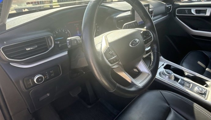 Used 2023 Ford Explorer XLT w/ Equipment Group 202A image 6