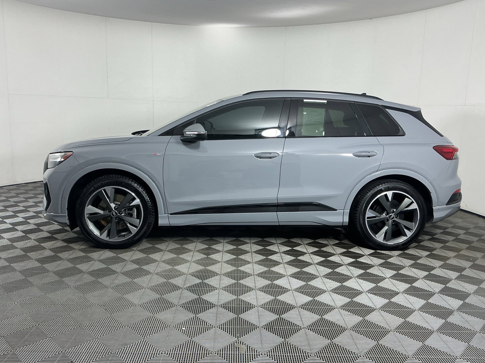 Used 2024 Audi Q4 e-tron Prestige w/ Black Optic Package AWD/4WD image 4