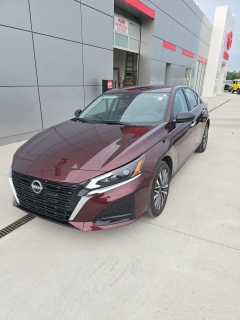 Used 2025 Nissan Altima 2.5 SV AWD/4WD image 2