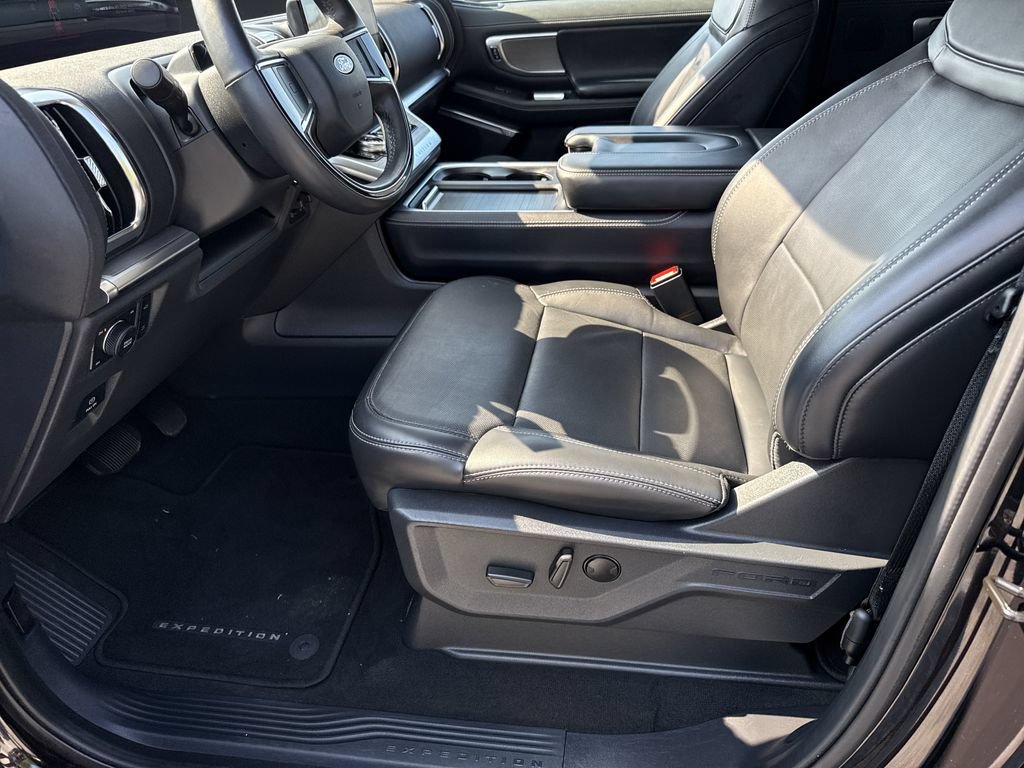 Used 2025 Ford Expedition Max Platinum w/ Driver's Package AWD/4WD image 9