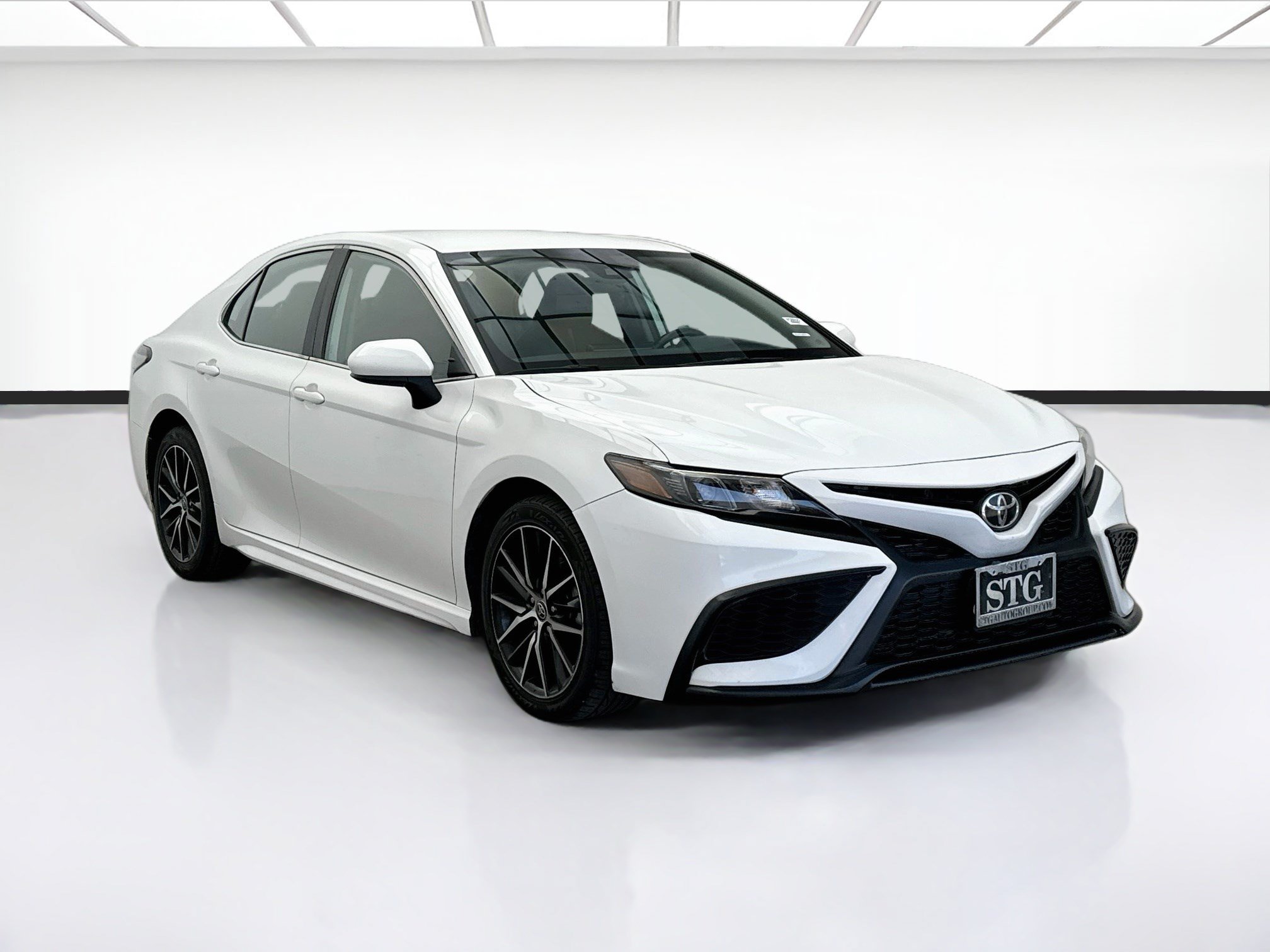 Used 2021 Toyota Camry SE FWD image 3