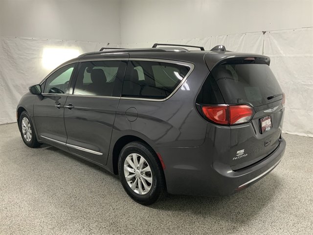 Used 2018 Chrysler Pacifica Touring-L image 5