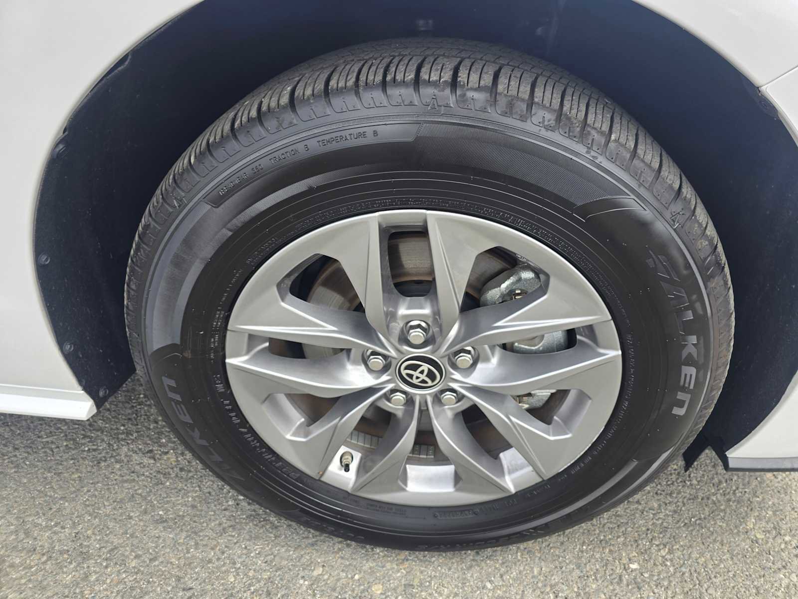Used 2025 Toyota Sienna XLE AWD/4WD image 9