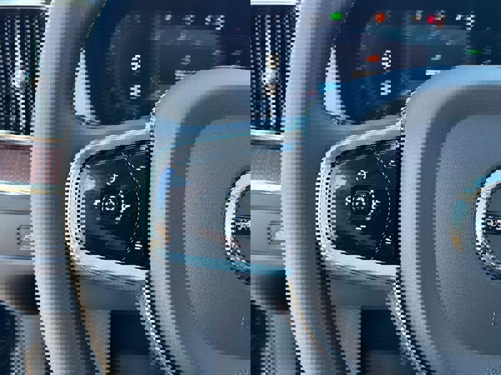 Certified 2023 Volvo XC60 T8 Ultimate w/ Climate Package image 29