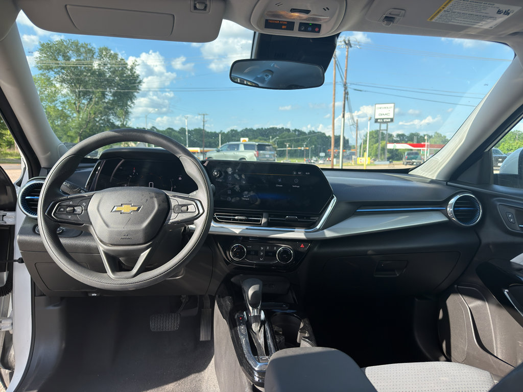 Used 2025 Chevrolet Trax LT FWD image 8