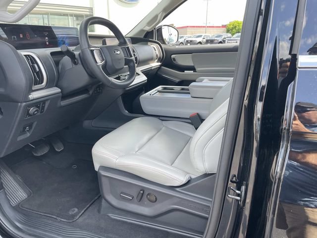 Used 2025 Ford Expedition Active AWD/4WD image 23