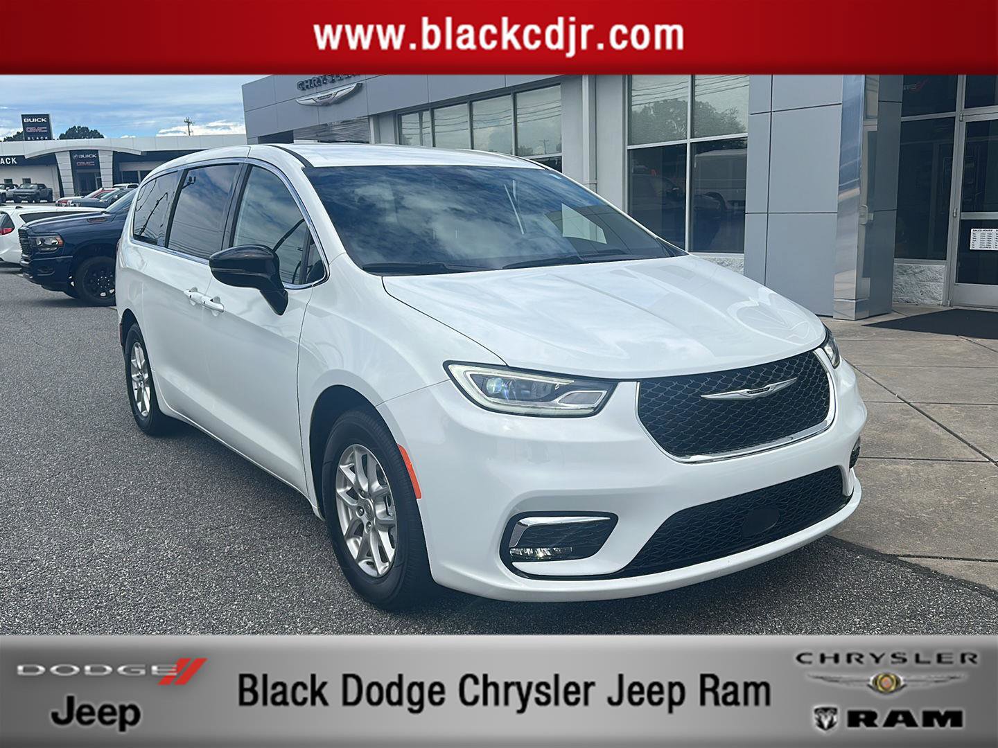 Used 2025 Chrysler Pacifica Select