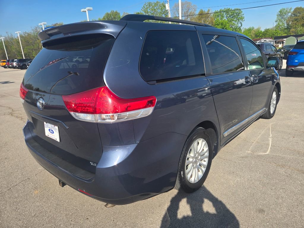 Used 2014 Toyota Sienna XLE image 4