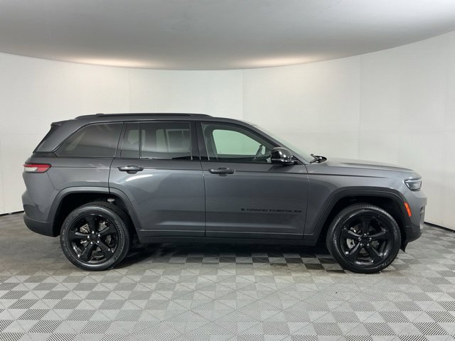 Used 2024 Jeep Grand Cherokee Altitude AWD/4WD image 4