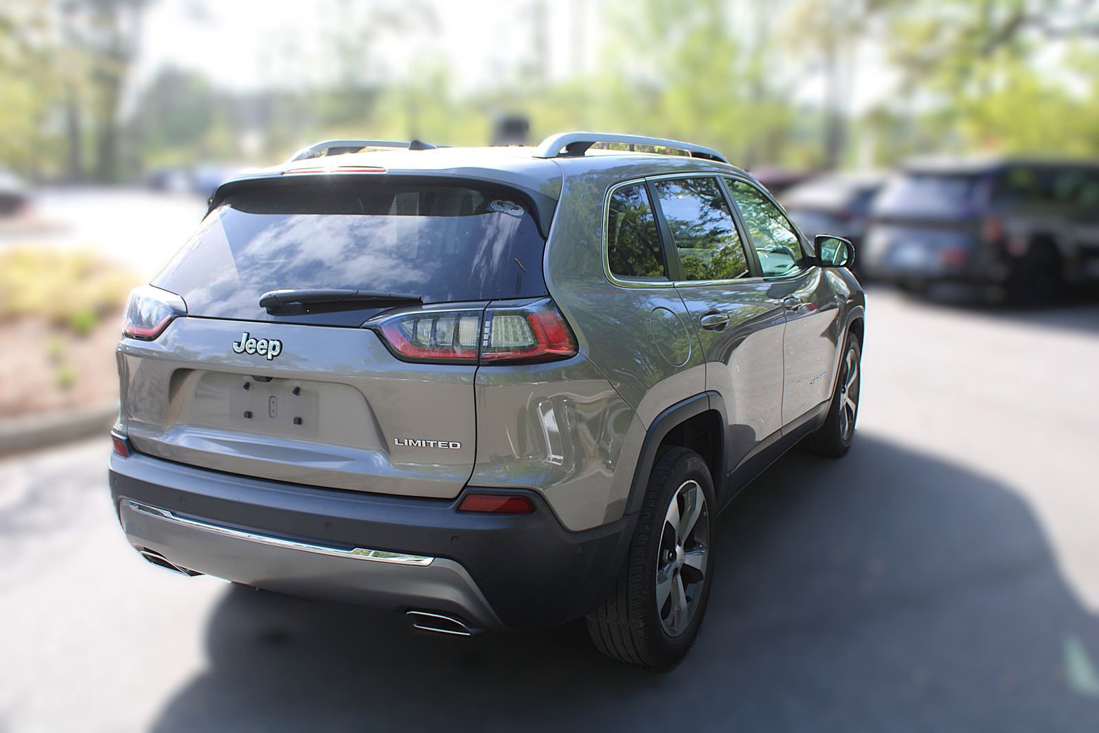 Used 2019 Jeep Cherokee Limited w/ Technology Group image 12