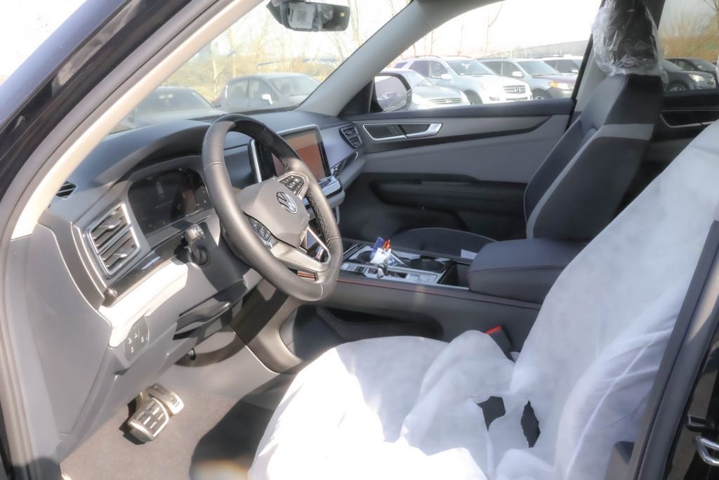 New 2026 Volkswagen Atlas Peak Edition image 4