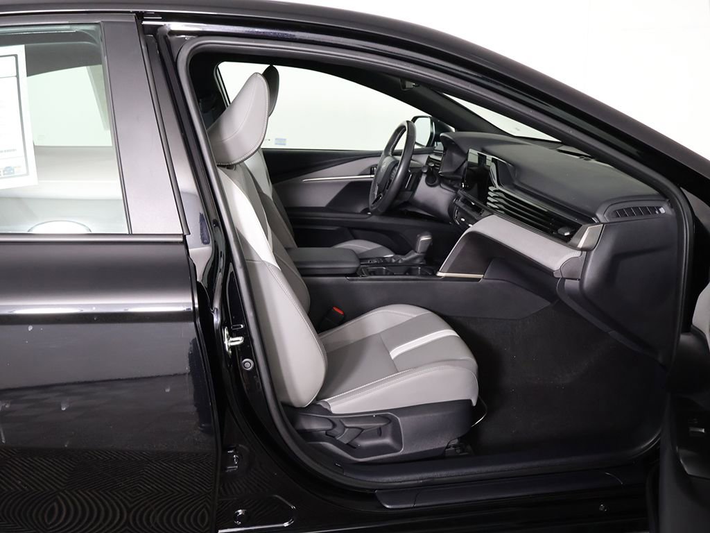 Used 2025 Toyota Camry SE FWD image 27