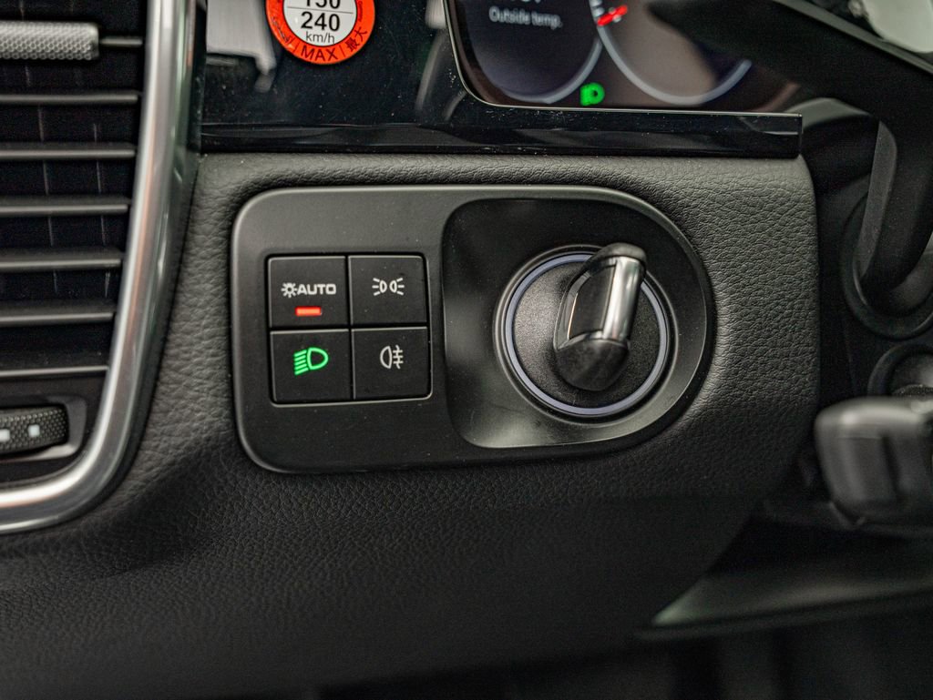 Certified 2023 Porsche Cayenne Platinum Edition image 26