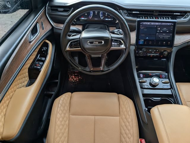 Used 2025 Jeep Grand Cherokee L Summit AWD/4WD image 11