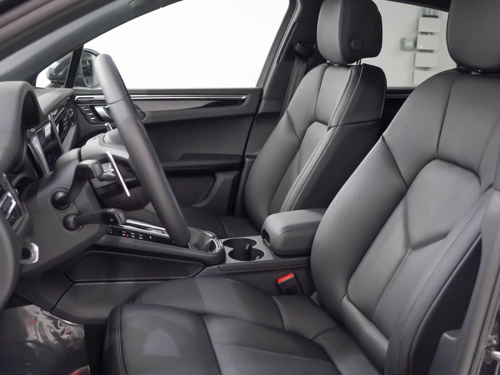 Certified 2026 Porsche Macan AWD/4WD image 5