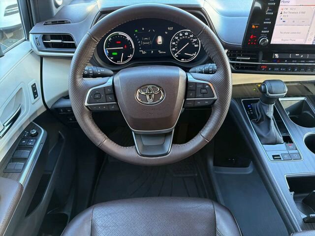 Used 2023 Toyota Sienna Platinum image 18