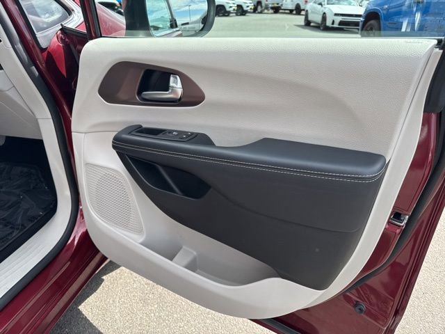 Used 2023 Chrysler Voyager LX FWD image 8