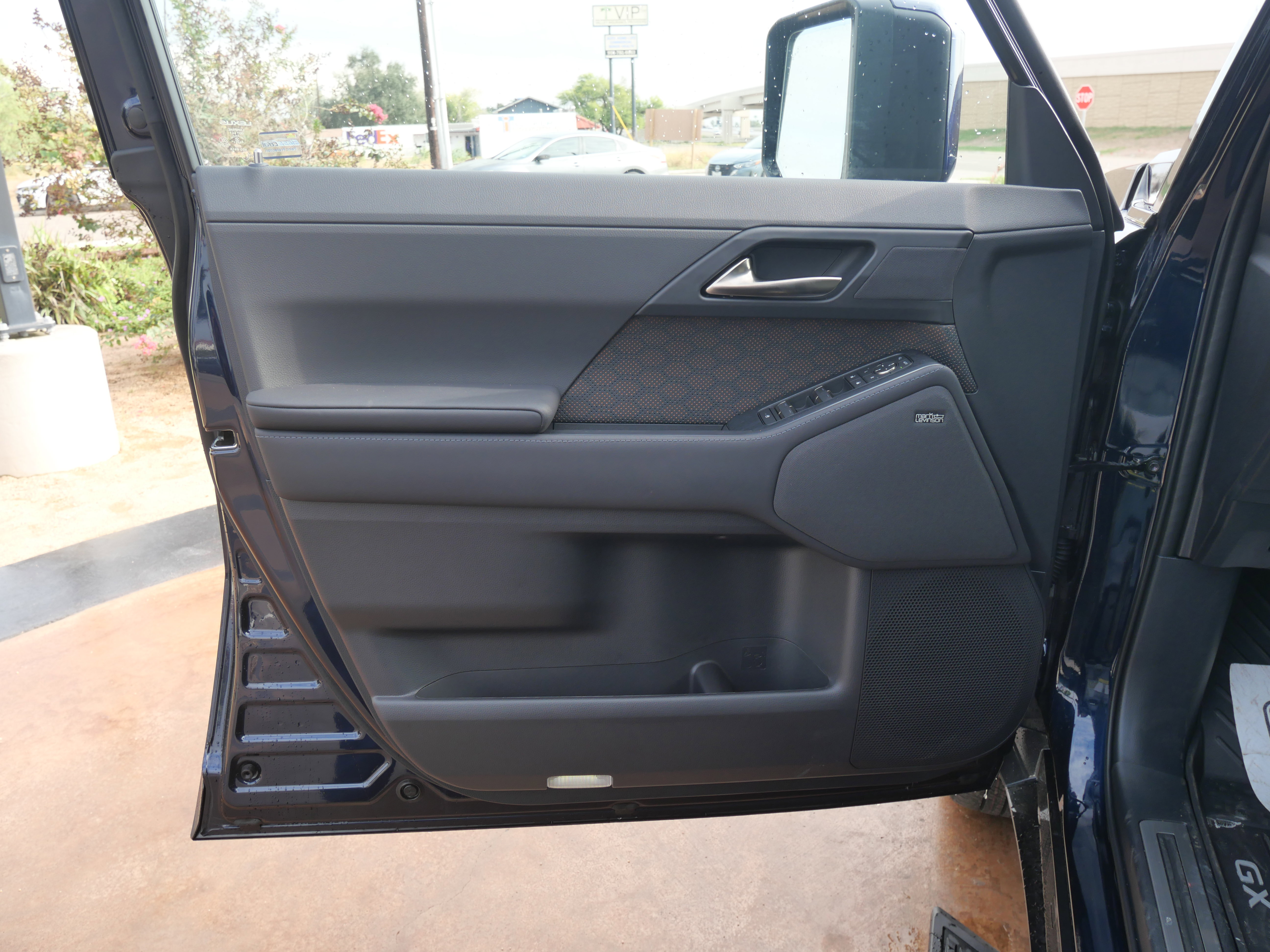 Used 2025 Lexus GX 550 w/ Accessory Package (2T) image 17