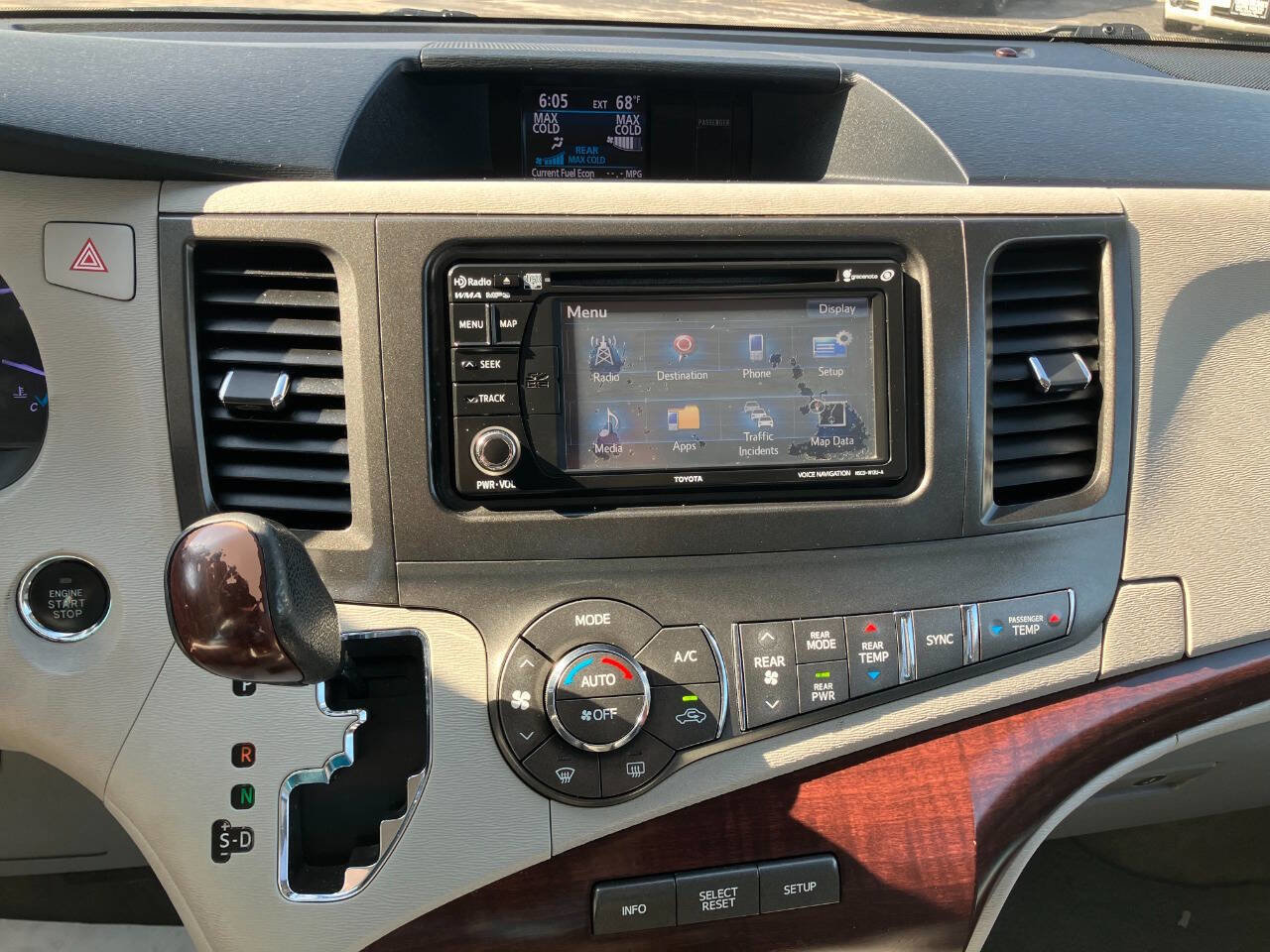 Used 2012 Toyota Sienna XLE FWD image 18