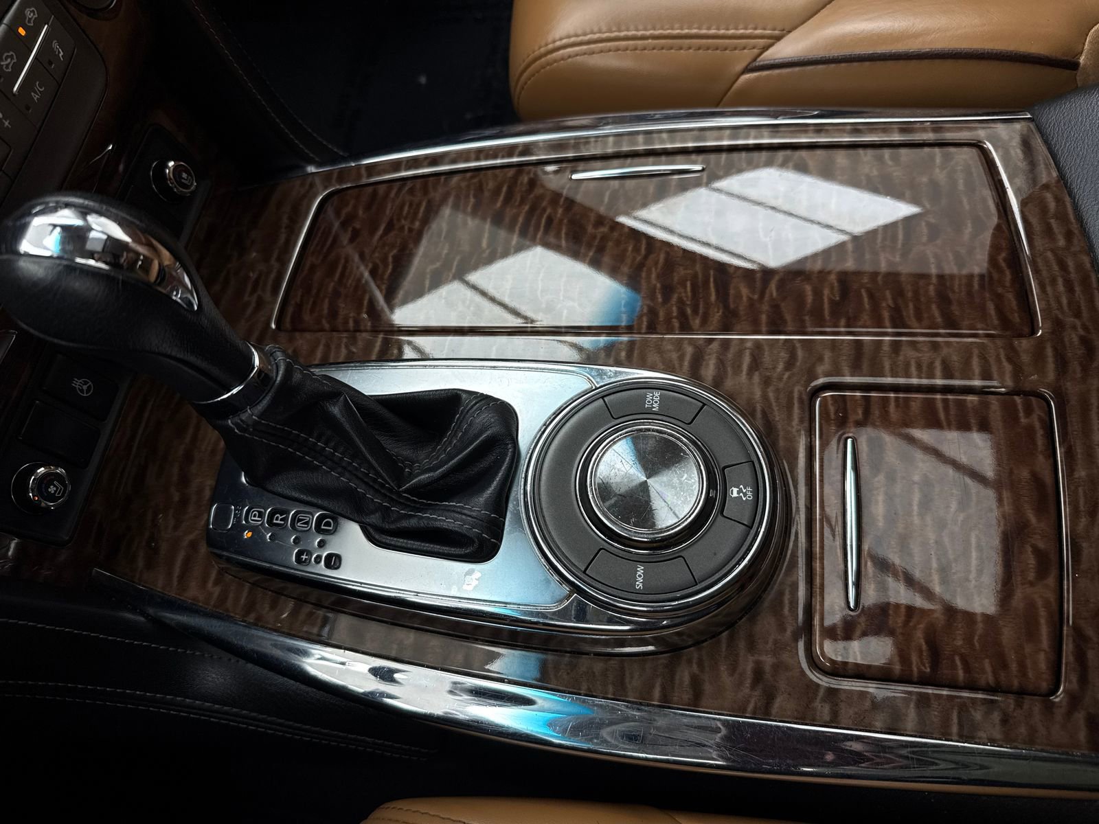 Used 2017 Nissan Armada Platinum w/ Interior Lighting Package image 30