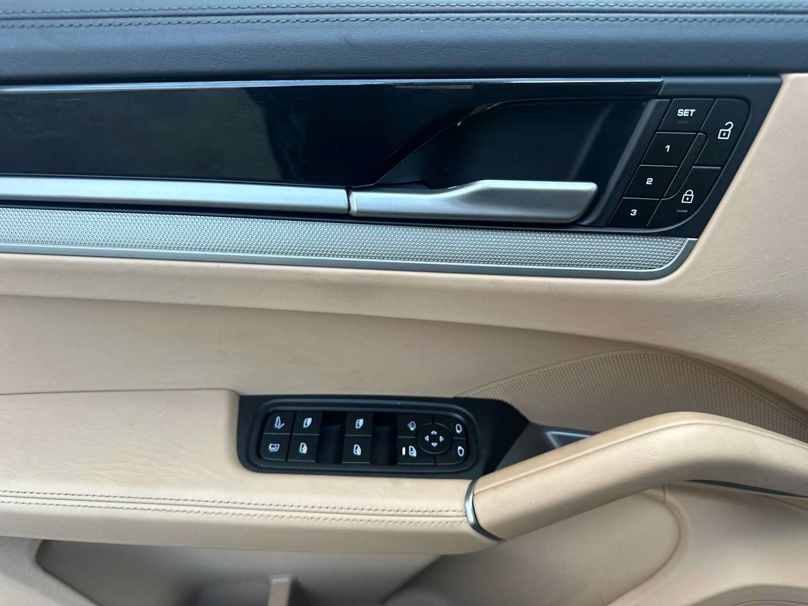 Used 2025 Porsche Cayenne E-Hybrid AWD/4WD image 12