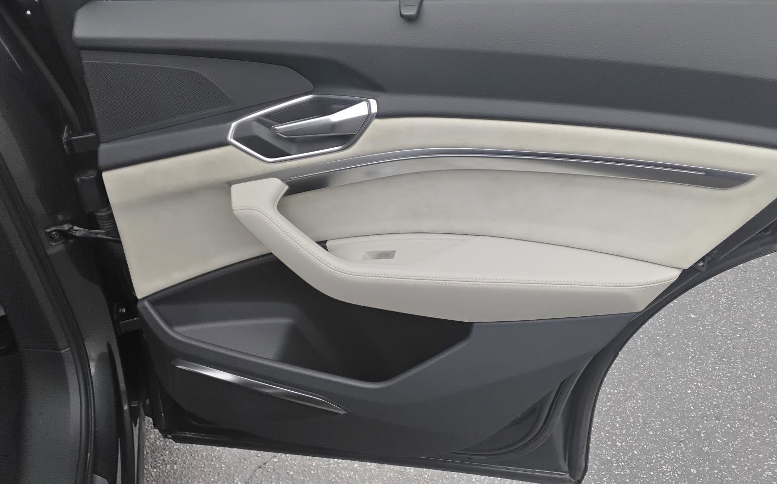 Used 2021 Audi e-tron Prestige w/ Prestige Package image 24