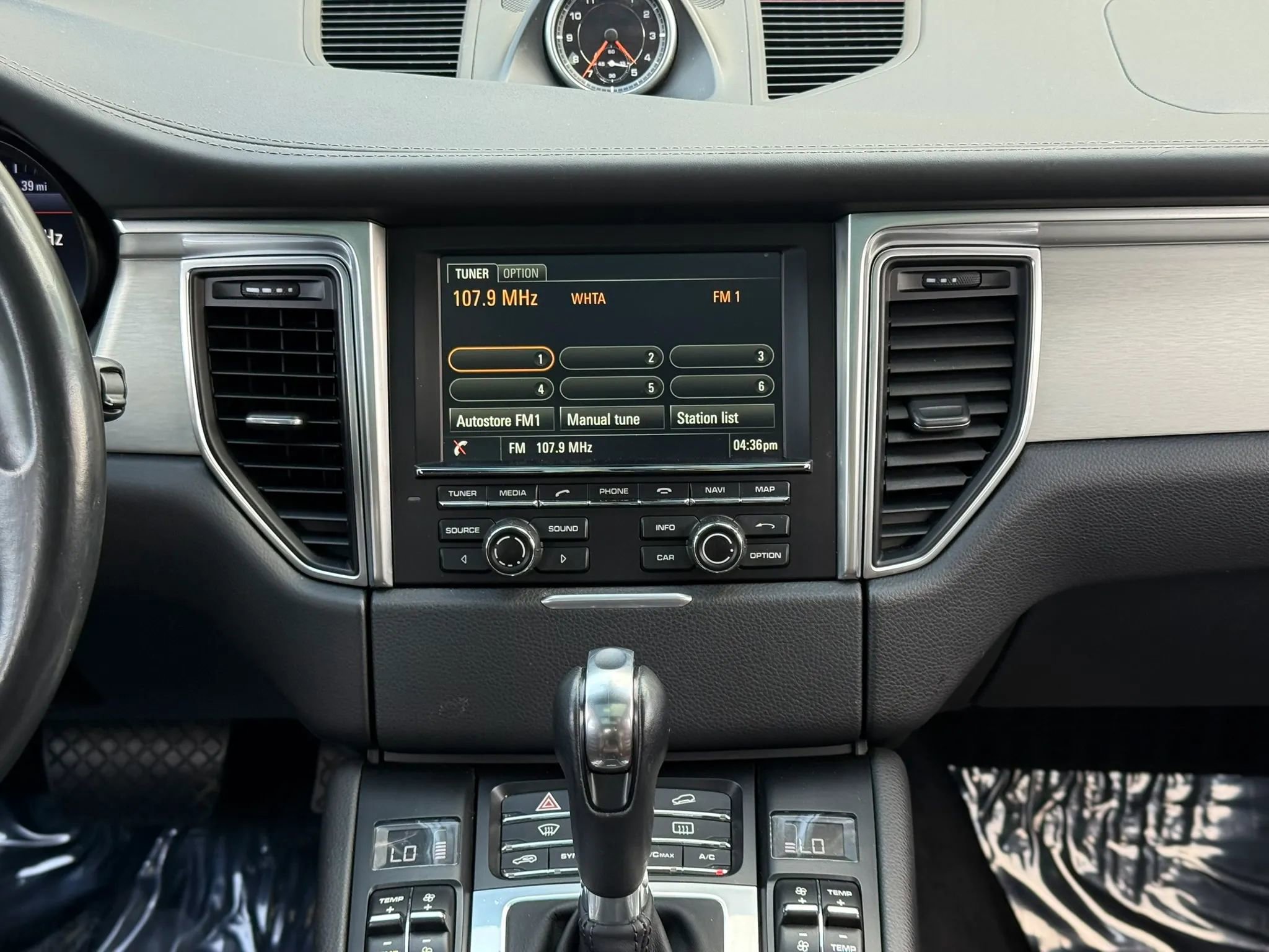 Used 2015 Porsche Macan Turbo image 18