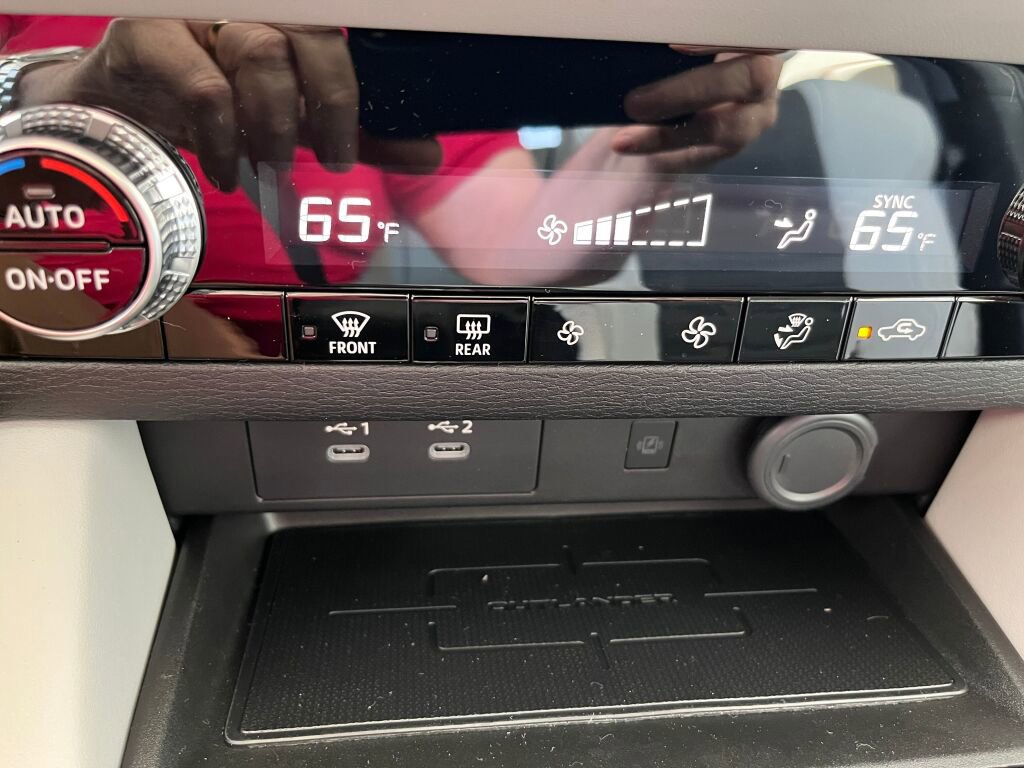 New 2025 Mitsubishi Outlander SE image 18