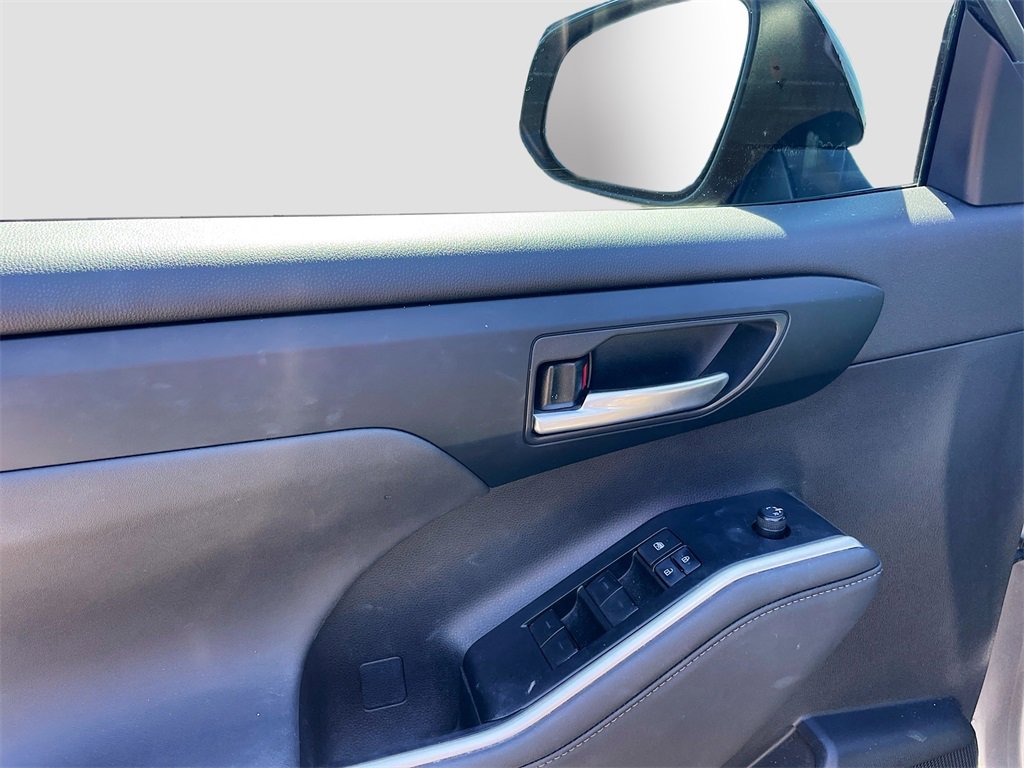 Used 2023 Toyota Highlander XSE image 9