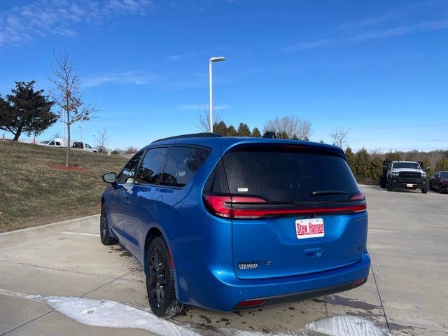 New 2026 Chrysler Pacifica Select w/ S Appearance Package image 3