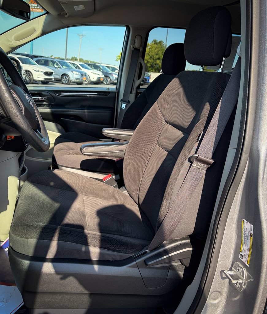 Used 2018 Dodge Grand Caravan SE w/ UConnect Hands-Free Group FWD image 19