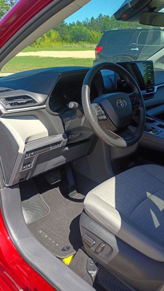 Used 2023 Toyota Sienna LE image 11