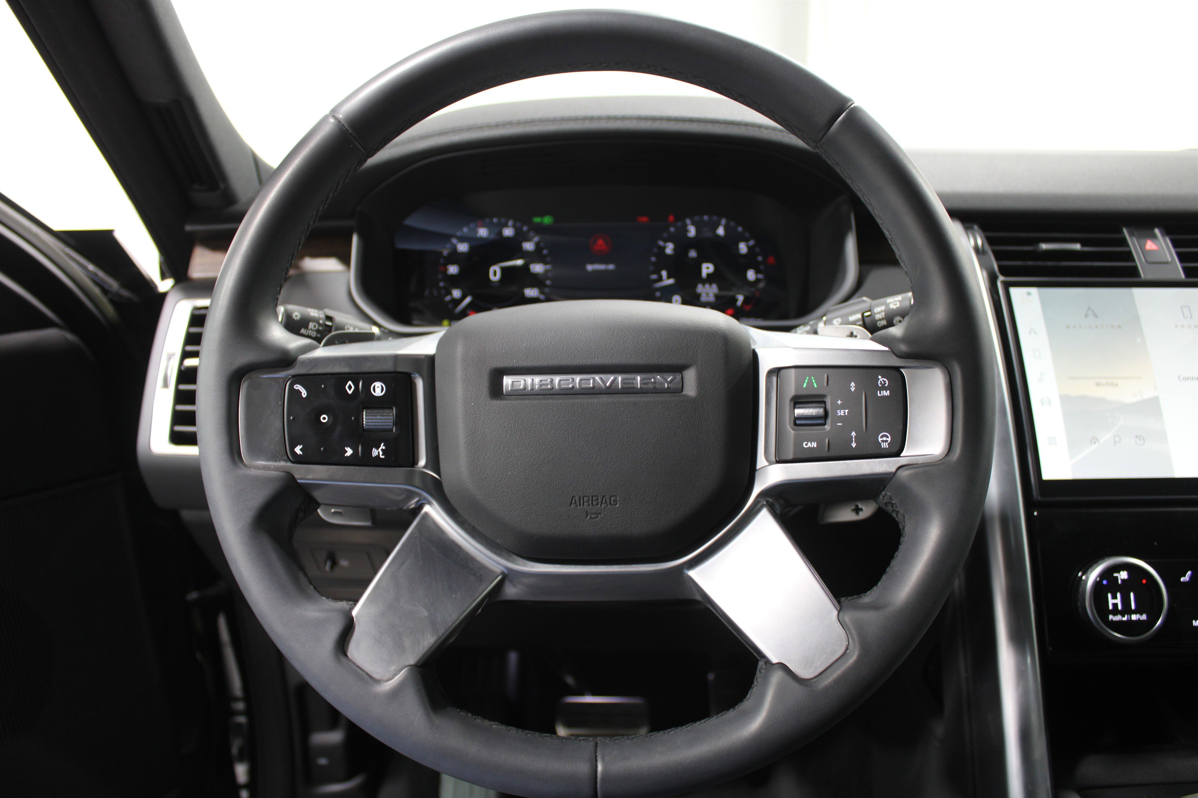 Used 2024 Land Rover Discovery Dynamic SE AWD/4WD image 9