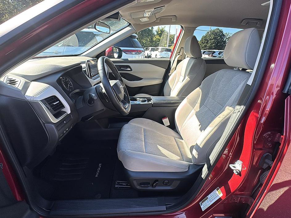 Certified 2025 Nissan Rogue SV AWD/4WD image 13