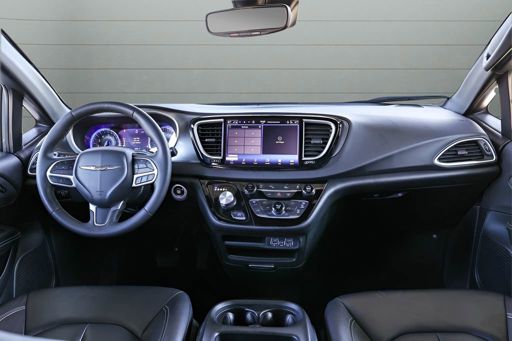 Used 2025 Chrysler Pacifica Select image 30