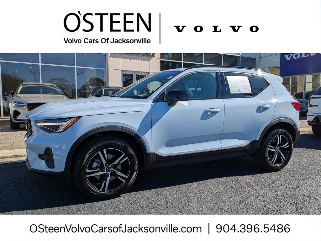 Used 2026 Volvo XC40 B4 Core image 1