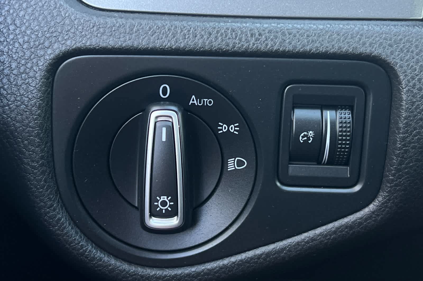 Used 2015 Volkswagen e-Golf SEL Premium FWD image 33