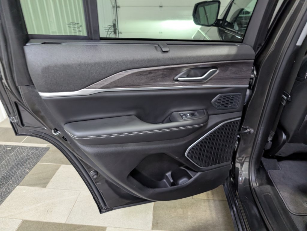 Used 2023 Jeep Grand Cherokee 4WD 4xe w/ Luxury Tech Group II image 9