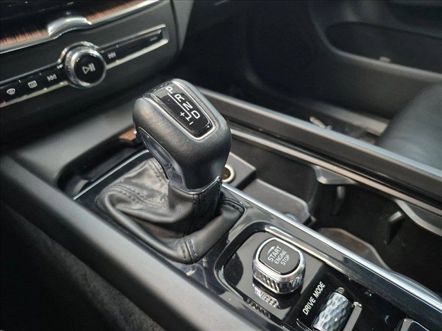 Used 2021 Volvo XC60 T5 Momentum w/ Premium Package FWD image 12