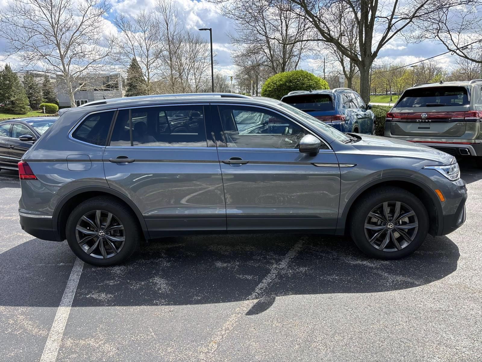 Used 2024 Volkswagen Tiguan SE w/ Panoramic Sunroof Package image 4