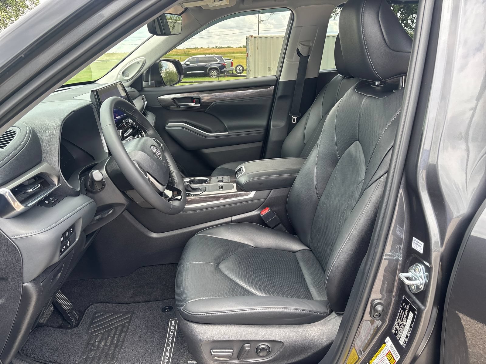 Used 2025 Toyota Highlander Limited FWD image 10