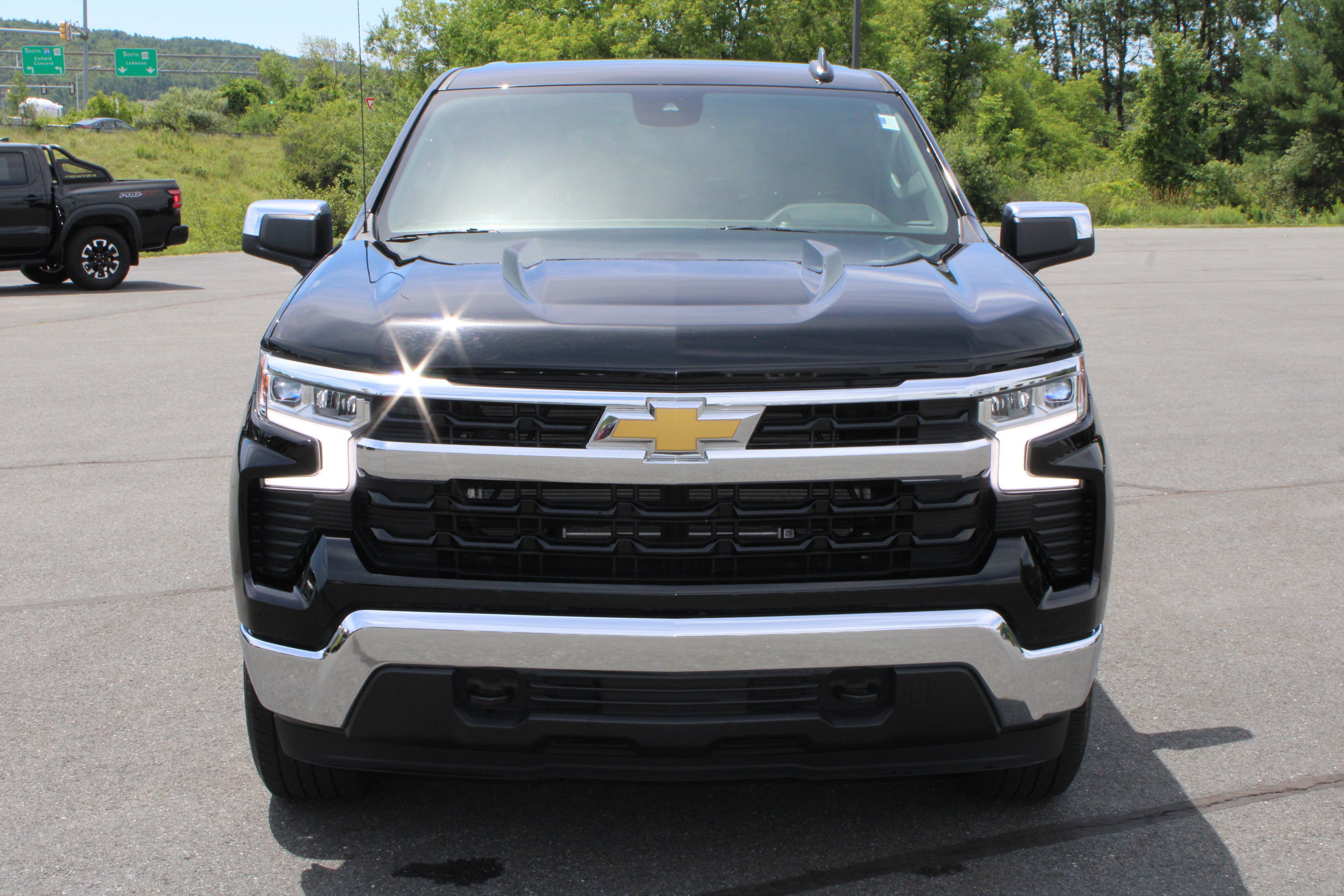 Used 2023 Chevrolet Silverado 1500 LT AWD/4WD image 2