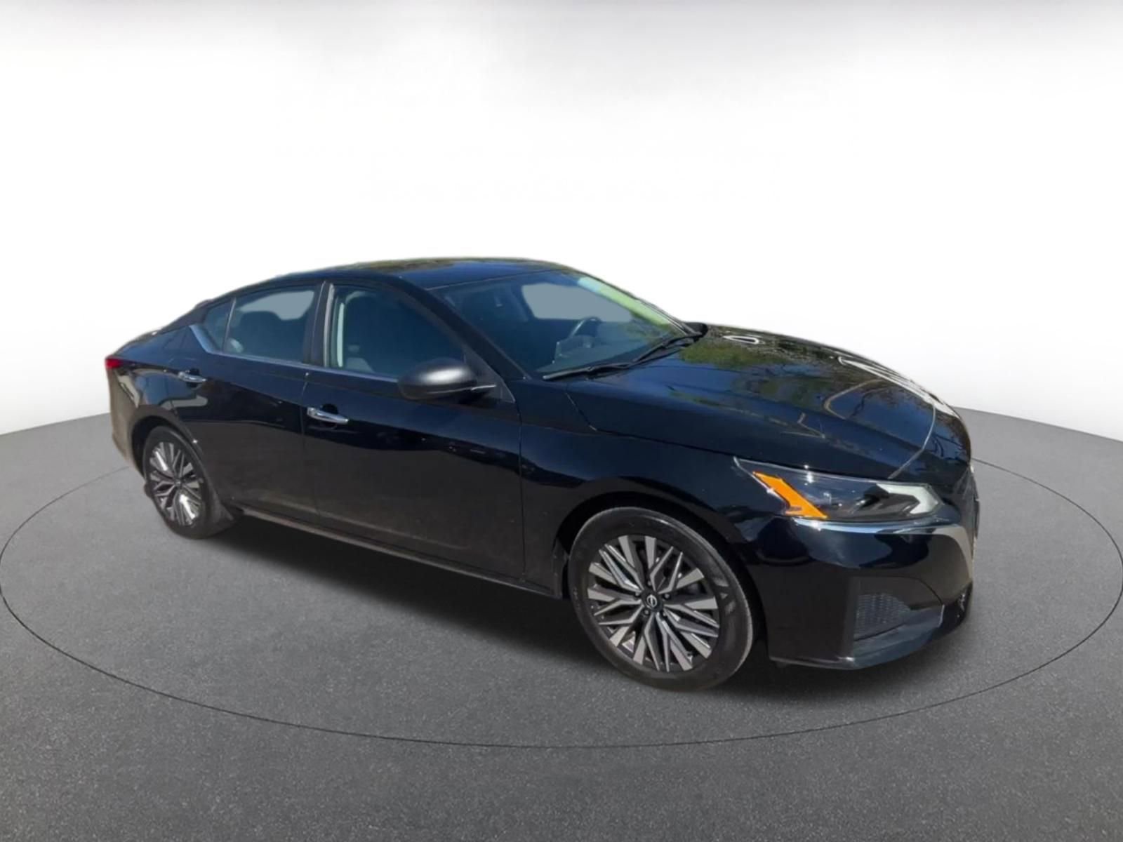 Used 2025 Nissan Altima 2.5 SV image 2