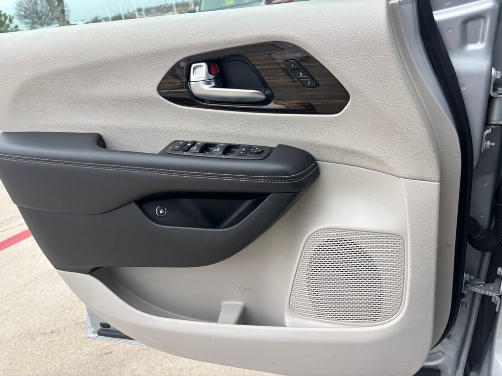 Used 2023 Chrysler Pacifica Limited image 20