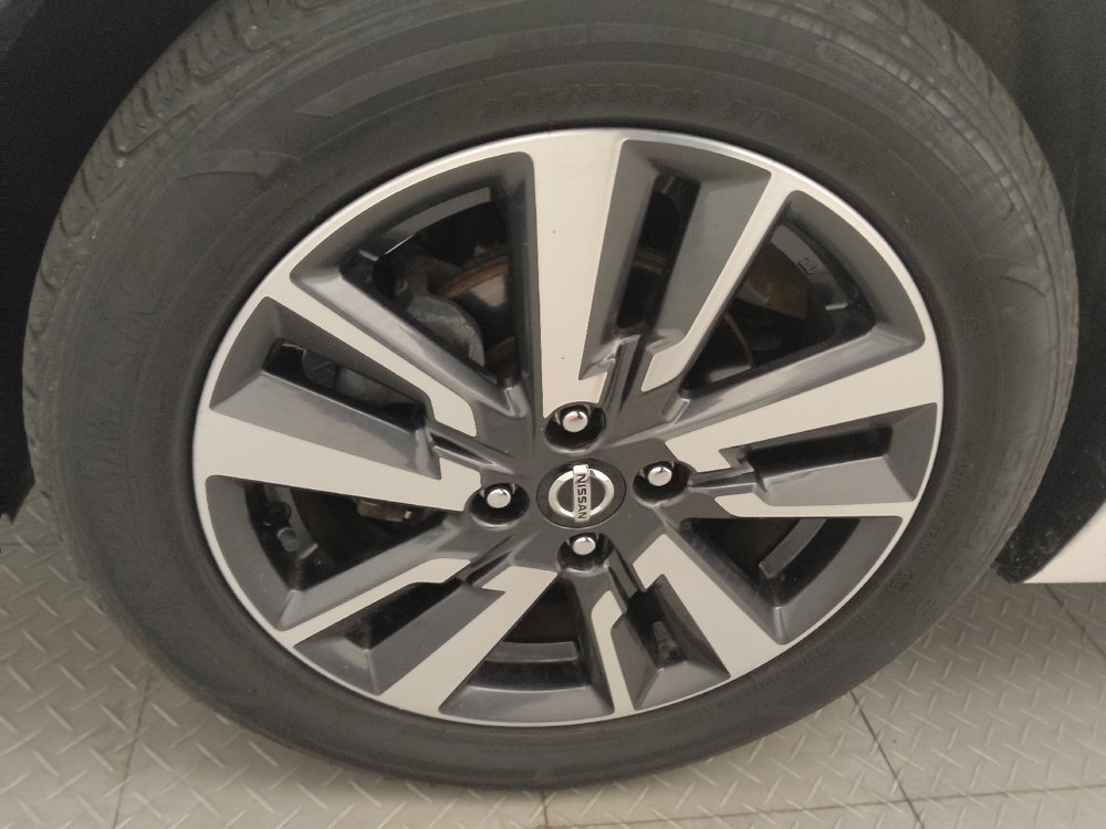 Used 2021 Nissan Versa SV FWD image 31