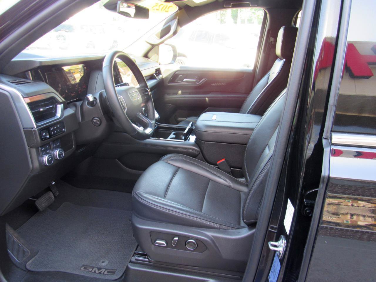 Used 2025 GMC Yukon XL Denali AWD/4WD image 13