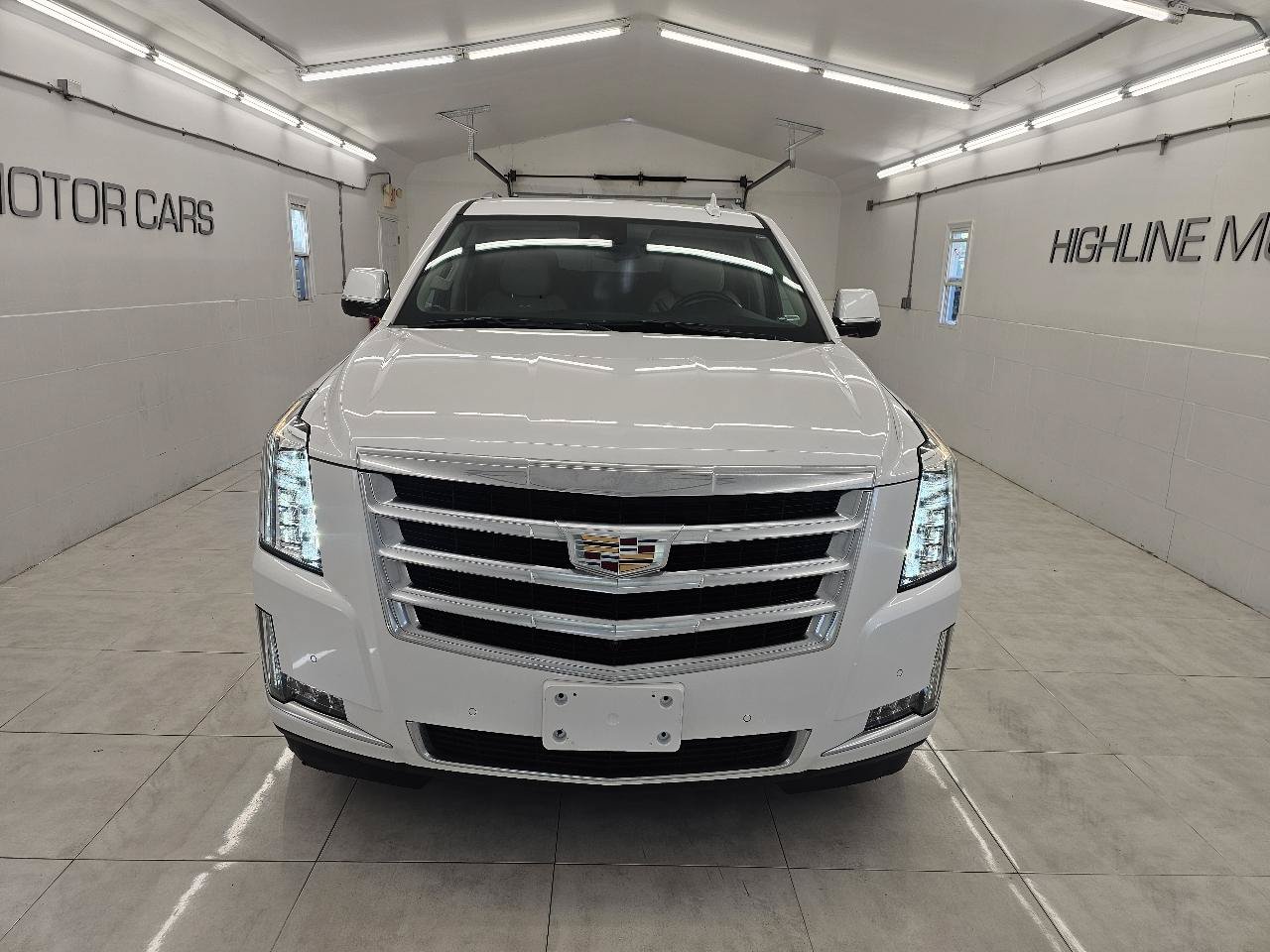 Used 2020 Cadillac Escalade Luxury AWD/4WD image 2